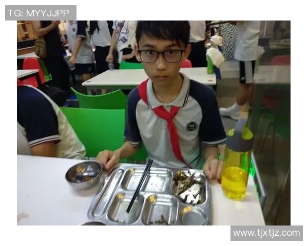 清纯美女足球明星的魅力与实力并存,展现青春风采与运动激情 清纯美女足球明星的魅力与实力并存,展现青春风采与运动激情