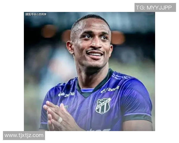 穿蓝色衣服的足球明星是谁他的成就与影响力解析 穿蓝色衣服的足球明星是谁他的成就与影响力解析