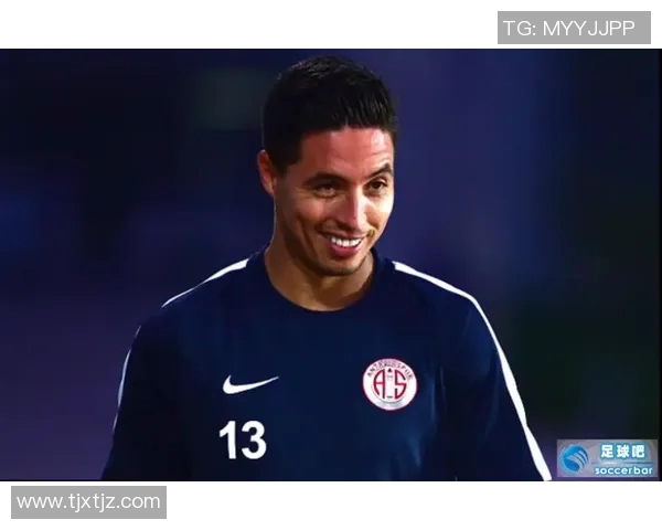 荷兰足球明星戴眼镜的独特魅力与场上表现的完美结合