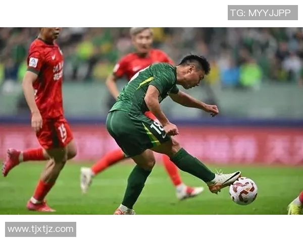 足球明星意外被扒裤现场曝光引发球迷热议与媒体关注