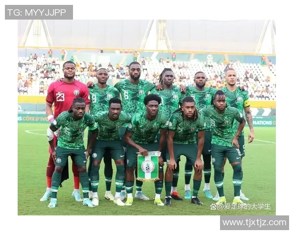 足球明星温情瞬间抱肩膀合影展现友谊与团结的力量